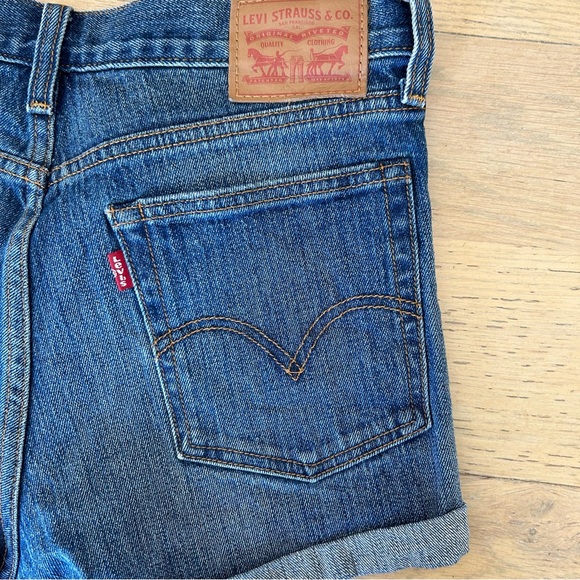 Levi’s - wedgie fit cuffed cone denim shorts - size 29 - Picture 3 of 6